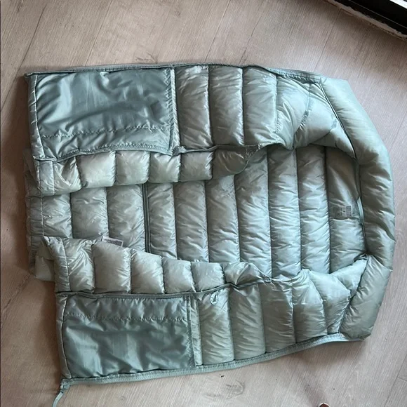 UNIQLO Ultra Light Blue Vest - Picture 5 of 9